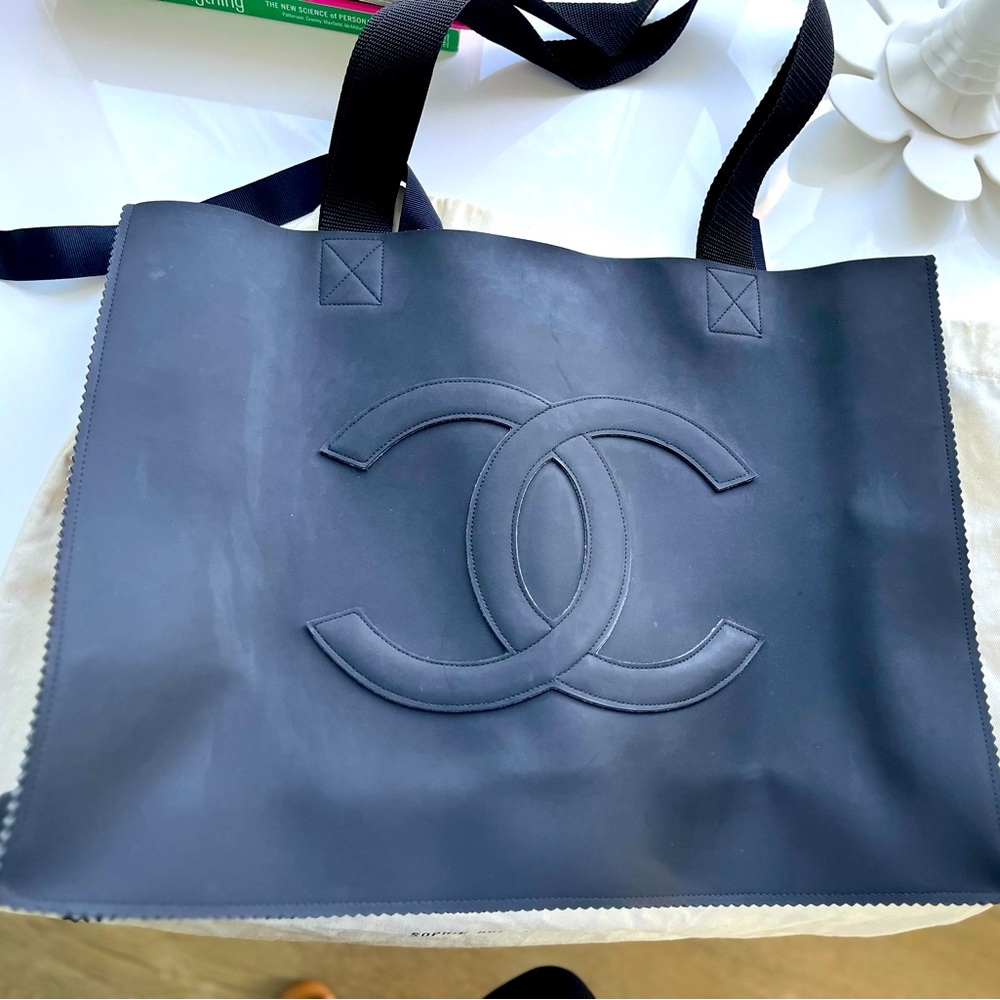 Authentic Chanel CC shoulder tote bag. Size 41x31x12cm, handle 60cm